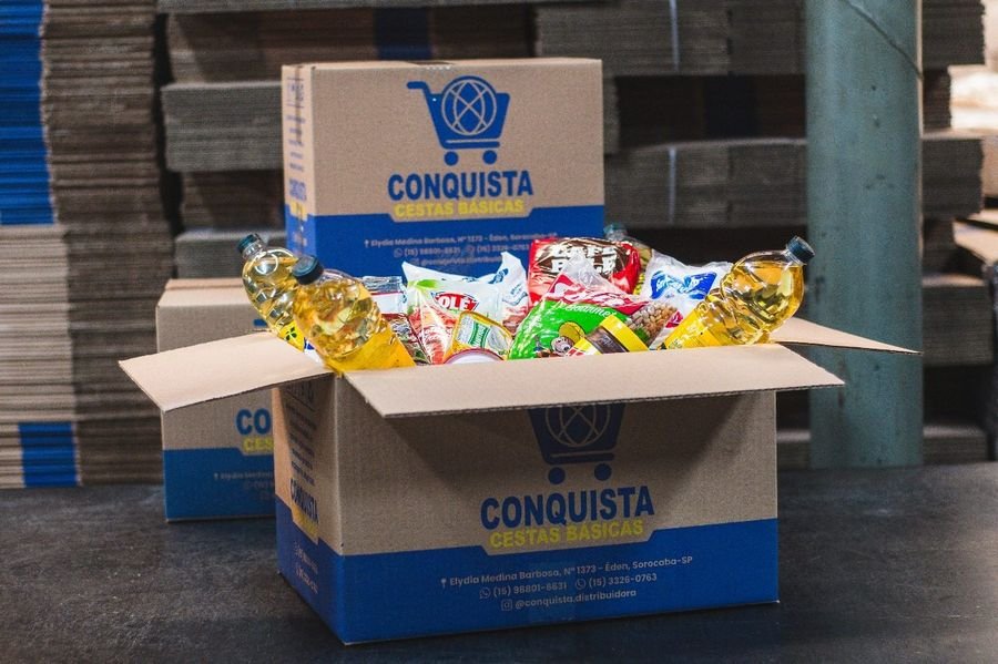 Caixa Conquista Cestas Básicas aberta com produtos selecionados – Sorocaba