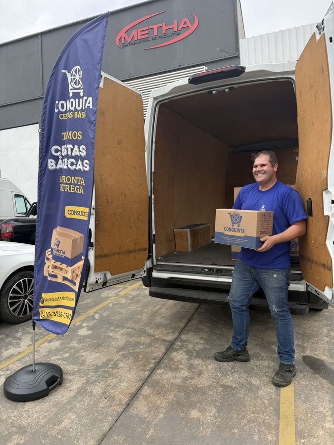Van de entrega Conquista Cestas Básicas