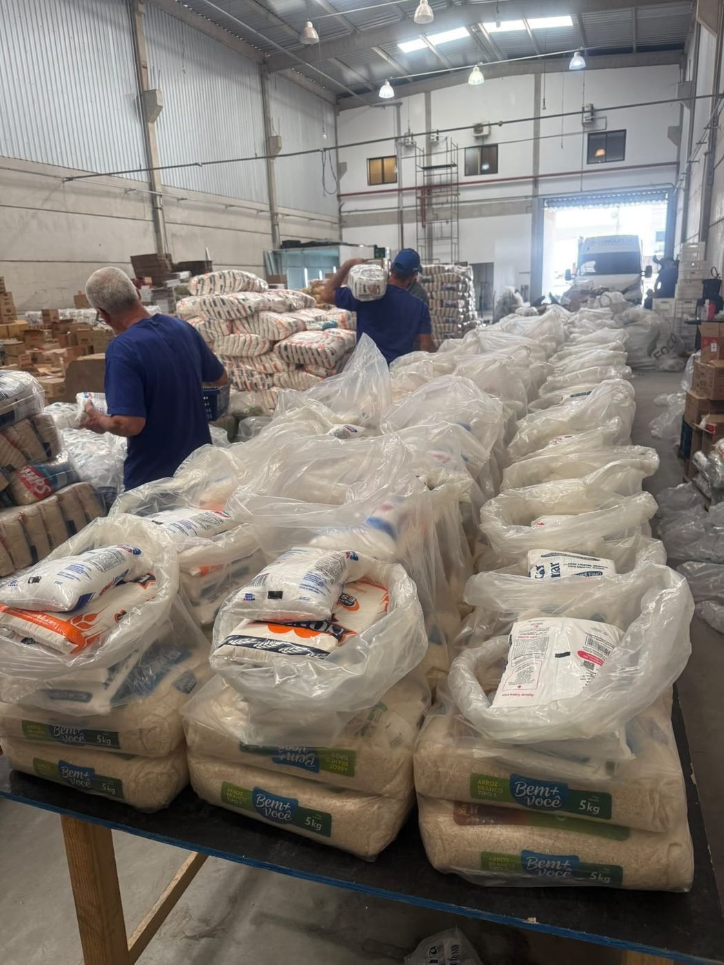 Milhares de cestas básicas montadas no galpão Conquista