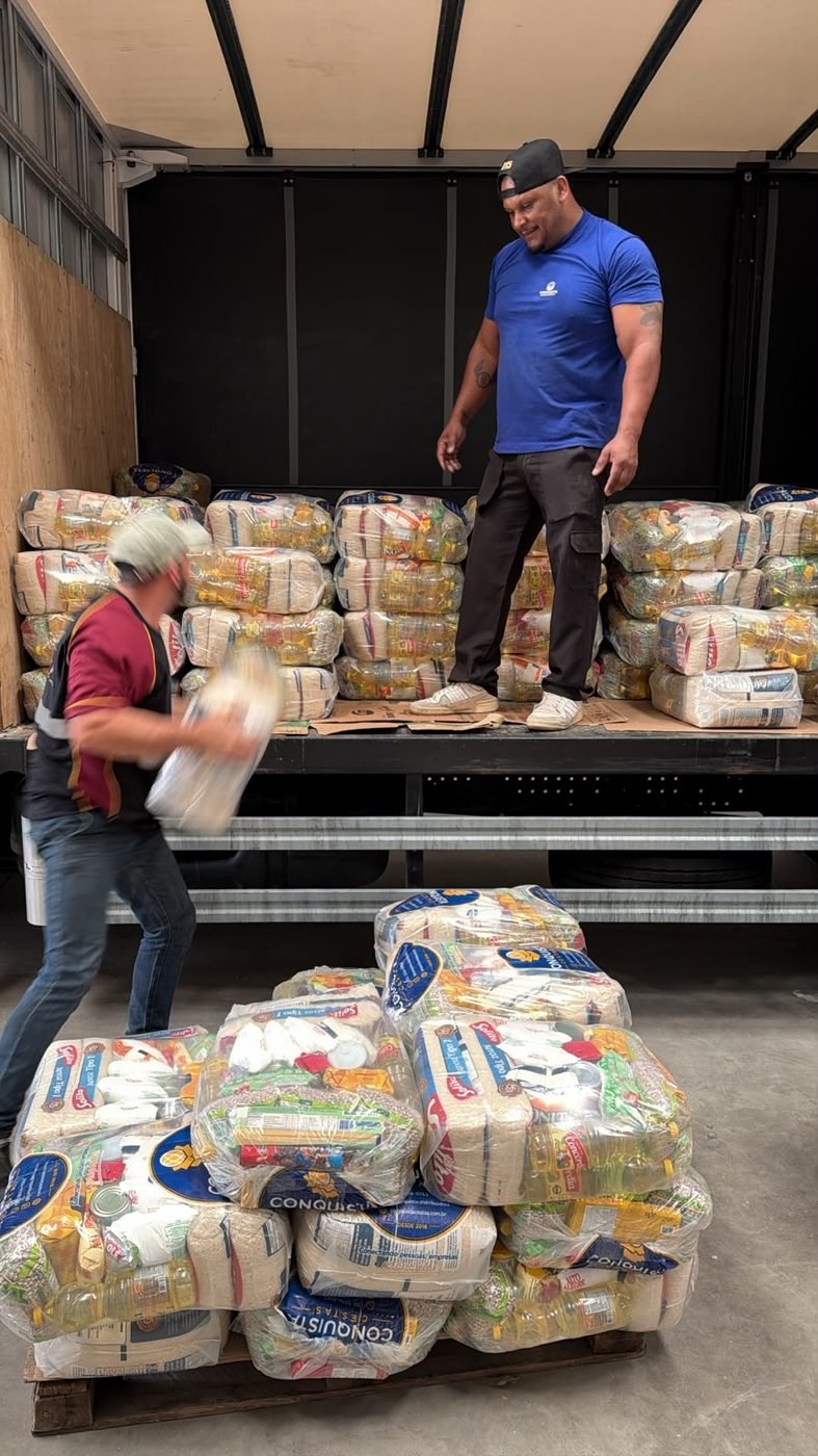 Carregamento de cestas básicas no caminhão Conquista